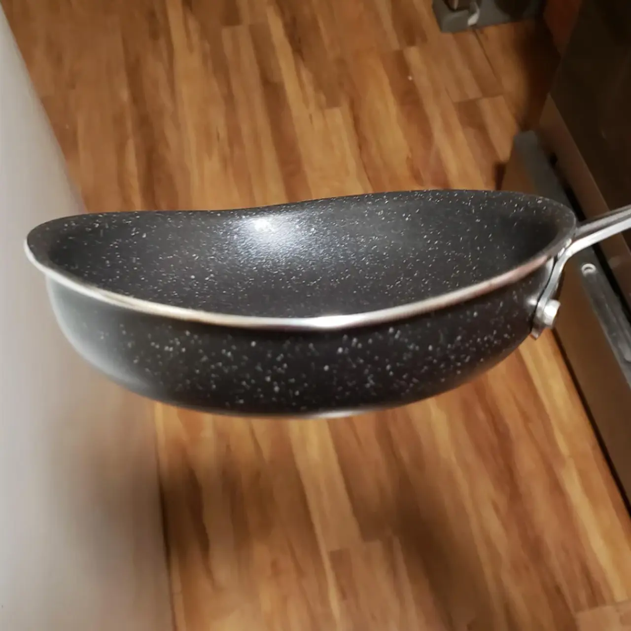 Sartén de cocina con la base curvada